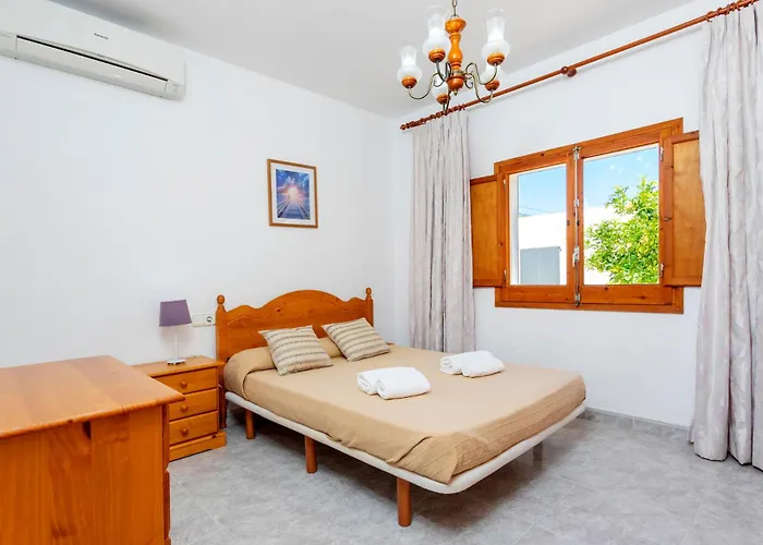 Villa In Playa D'En Bossa Sleeps 9